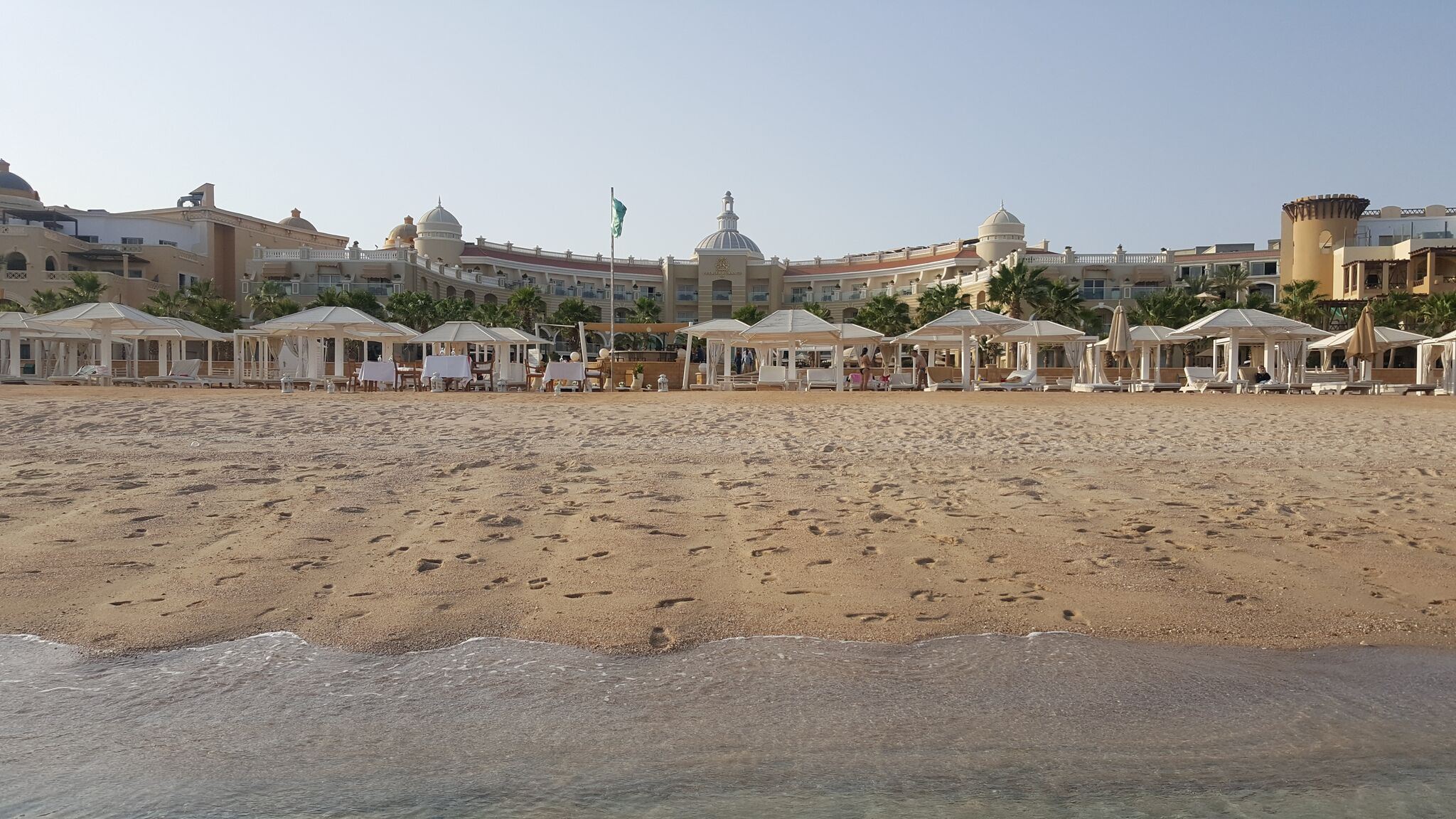 Sahl Hasheesh pláž, bar a samotný hotel