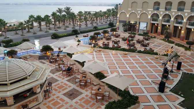 Sahl Hasheesh Výhľad na promenádu a bar v Premier Romance Boutique & SPA