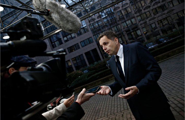 Poistná daň a regulácia odmien finančných sprostredkovateľov