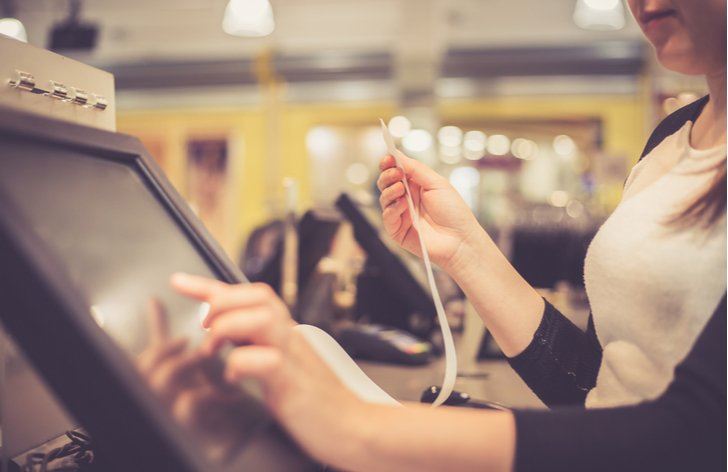 koľko zarába predavač v lidli alebo tescu?