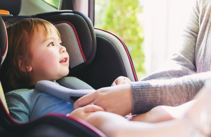 Dokedy musí dieťa sedieť v autosedačke alebo na podsedáku?