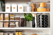 Ukladanie kuchynského náčinia a príslušenstva – napovieme vám, ako si šikovne usporiadať skrinky a zásuvky