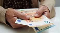 Tisícky slovenských dôchodcov pocítia v apríli zmenu: dôchodky im prídu skôr, menia sa aj sumy