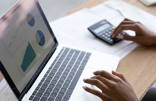 Sporíte si sami na slušný dôchodok? Štát vám odhryzne aj z neho, zavádza sa nový odvod