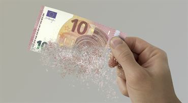 Slovenka dala do banky 100 000 korún, dnes nemá na účte ani cent. Doplatila na chybu, ktorú robia mnohí