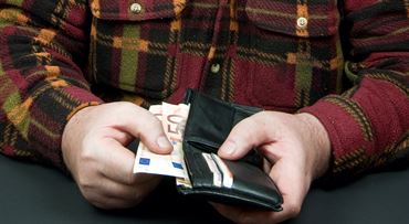 Požičal si 300 eur, zrazu mal vrátiť 15 000. Slovenský dôchodca doplatil na známu kľučku nebankoviek