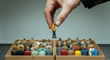 Oddýchnite si a potom si hľadajte prácu. V Česku dostávajú nezamestnaní čas, u nás im berú dávky