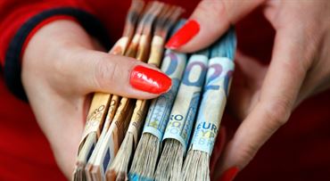 V peňaženkách Slovákov kolujú stovky falošných bankoviek. Takto ich odhalíte