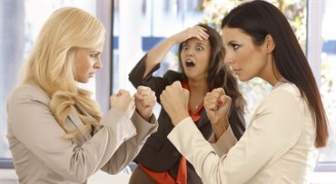 Osobné konflikty s kolegami: môžu založiť zodpovednosť zamestnávateľa za pracovný úraz?