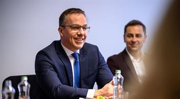 Slovensko rýchlo vymiera. Minister Erik Tomáš chystá „detské pôžičky“ aby podporil pôrodnosť