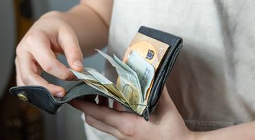 Opatrovatelia ŤZP si od júla polepšia, štát im chce pridať až 50 eur mesačne