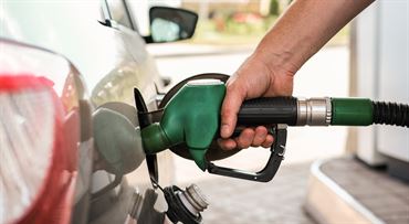 Slovenski vodiči sa môžu tešiť, tankovanie zlacnelo a ceny pôjdu ešte nižšie