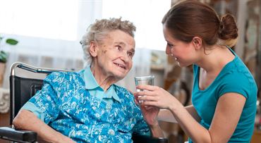 Reforma, na ktorú čakajú tisíce Slovákov, sa posúva o celé mesiace. Opatrovatelia sa nepotešia