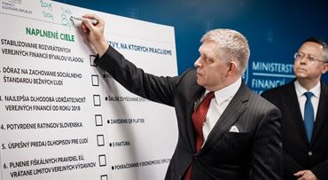 Zamestnávatelia navrhujú zrušiť 13. dôchodky, vlaky a obedy zadarmo, Fico nesúhlasí