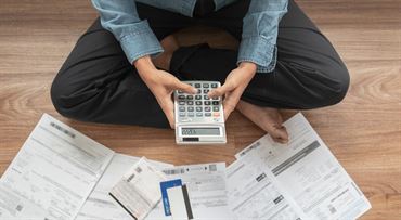 Slováci nenávidia transakčnú daň, ukázal prieskum. Voliči koalície sú ale väčšinou spokojní