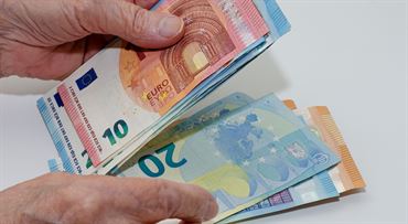 Odmena 800 eur nebude ohrozovať príspevok na opatrovanie. Vláda schválila nové nariadenie