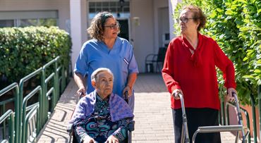 Vláda zvýšila opatrovateľský príspevok: O koľko si mesačne polepšia odkázaní (PREHĽAD)