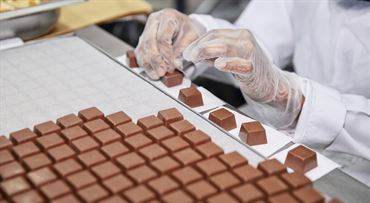 Slováci za rok zjedia až 70 tabuliek čokolády. Nevzdávame sa jej ani napriek zdražovaniu