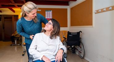 Príspevky pre opatrovateľov a asistentov sa zvyšujú až o stovky eur (prehľad)