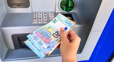 Právo na hotovosť musí zmiznúť zo slovenskej ústavy, tlačí Brusel