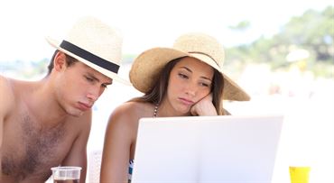 Reklamácia dovolenky. Na čo dať pozor, aby ste proti cestovke uspeli súde? (3 prípady z praxe