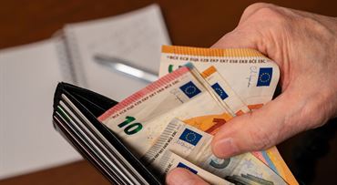 V auguste príde na účet vyššia výplata. Týka sa to jednej skupiny zamestnancov