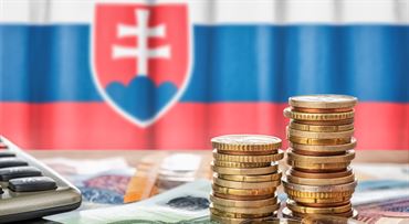 Poplatkové šialenstvo končí. Slováci už nebudú sporiť na provízie pre agentov