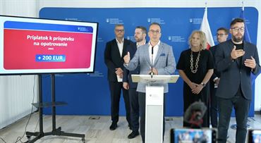 Od augusta prichádza finančná injekcia pre tisíce opatrovateľov, štát zvyšuje príspevky