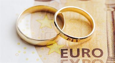 Plánujete svadbu? Začnite na ňu šetriť už na brigáde, radí odborníčka