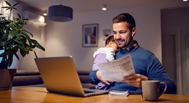 Otcovia si od januára prilepšia. Koľko im dá štát za dva týždne voľna?