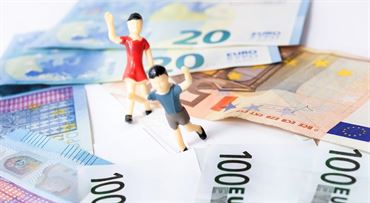 Rodič si užíval na dovolenke, dieťaťu ju ale nezaplatil. Mali by ste žiadať vyššie výživné?