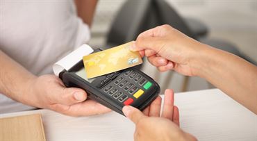 Majú Slováci radi keš? Prieskum odhalil, že čoraz radšej platíme kartou