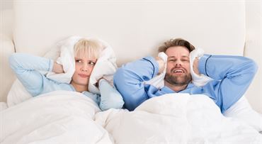 Rušenie nočného kľudu: čo môže s hlučnými susedmi naozaj pomôcť?