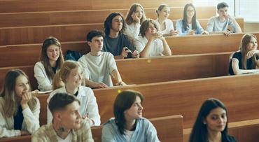 Oplatí sa dobre učiť? Od prospechu na strednej a vysokej škole závisia tieto peňažné plnenia 