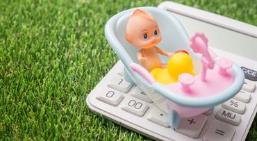 Rodičovský príspevok bude rásť. Vypočítajte si ho na našej novej kalkulačke