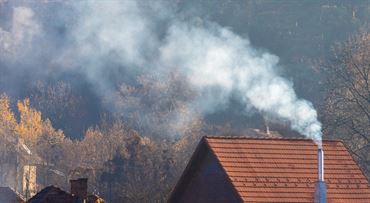 Pozor na kúrenie v krbe: hrozí pokuta až 5000 eur, páliť nesmiete hocičo