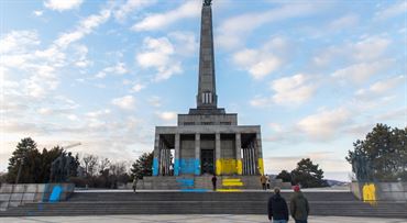 Pomaľuješ Slavín či iný vojnový pamätník? Trest bude po novom aj 6 rokov väzenia