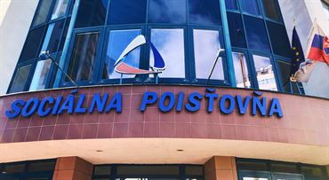 Sociálna poisťovňa bude vyplácať dávky po novom. Čo všetko sa mení od 2026
