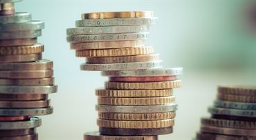 Dávky v hmotnej núdzi sa zvyšujú. Pozrite si nové sumy pre všetky skupiny