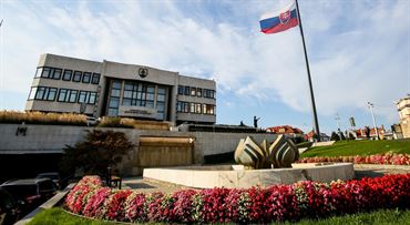 Parlament zmenil pravidlá pre dávku OČR. Získa ju viac ľudí, stúpne aj suma