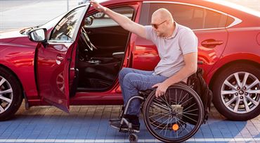 Príspevok na kúpu a úpravu auta pre ŤZP: kto má nárok a aká je jeho výška v roku 2025?