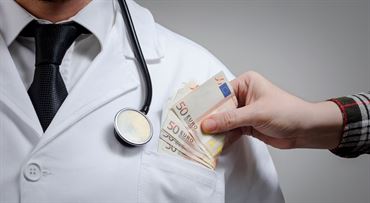 Platíte u lekárov poplatky? Za tieto výkony si lekári pýtajú peniaze neoprávnene