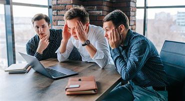 Tisíce ľudí majú platiť odvody dvakrát a za nič. Odborníci varujú pred diskrimináciou