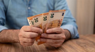 Viacerí penzisti poberajú aj dve penzie naraz. Môžu dostať aj viac 13. dôchodkov?