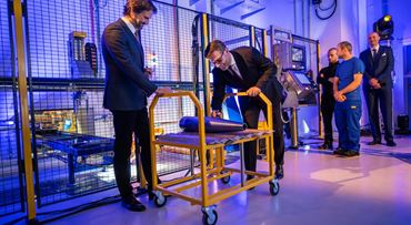 ZVS holding slávnostne spustil najmodernejšiu výrobnú linku na veľkorážovú muníciu. Pri tejto príležitosti MO SR a CSG oznámili expanziu výroby vozidiel Tatra na Slovensko v rámci rekordného kontraktu