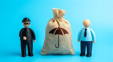 Otec chcel zarobiť na chorom bábätku, klient ukrýval „ukradnuté“ auto: poistné podvody na Slovensku