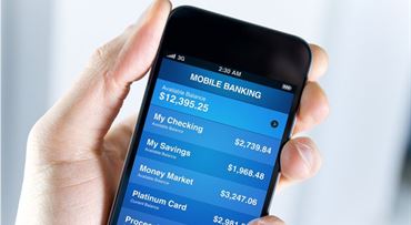 Pôžička cez mobil či spravodajstvo pri platbe. Ako banky reagujú na zmeny trendov?