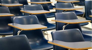 Škola skončila, začína realita. Aké povinnosti majú absolventi v zdravotnej a Sociálnej poisťovni v roku 2021?