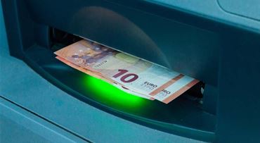 Vklad peňazí cez bankomat: koľko to stojí a ktoré banky to umožňujú