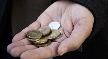 Rastú dávky, znižuje sa schopnosť získať úver, dlžníkom v exekúcii zostane viac peňazí